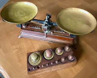 balance ancienne avec ses poids