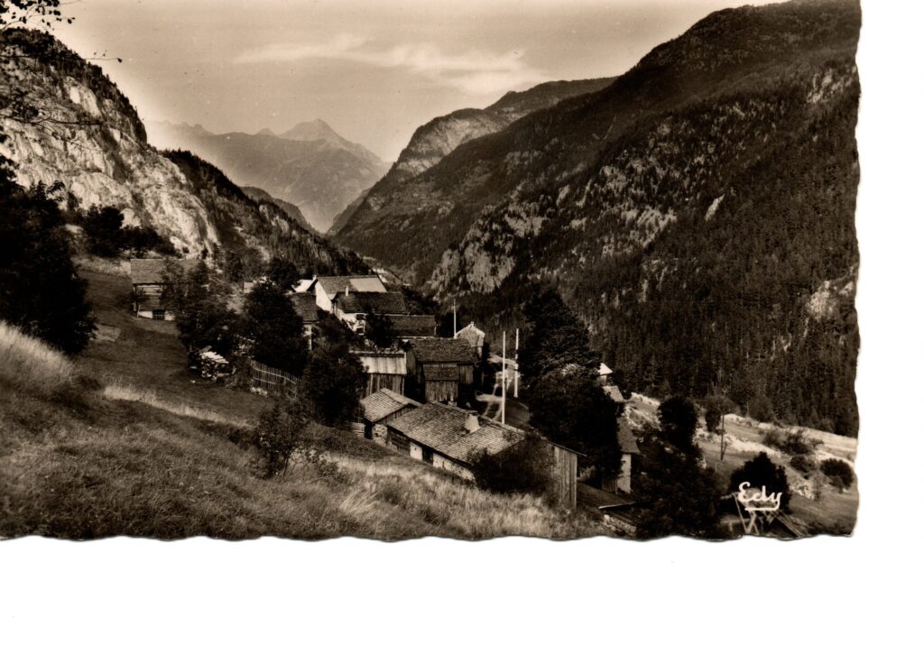 Carte postale ancienne du hameau de La Villaz à Vallorcine