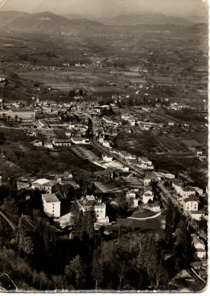 Vue aérienne ancienne de Tullins et Fures dans l’Isère