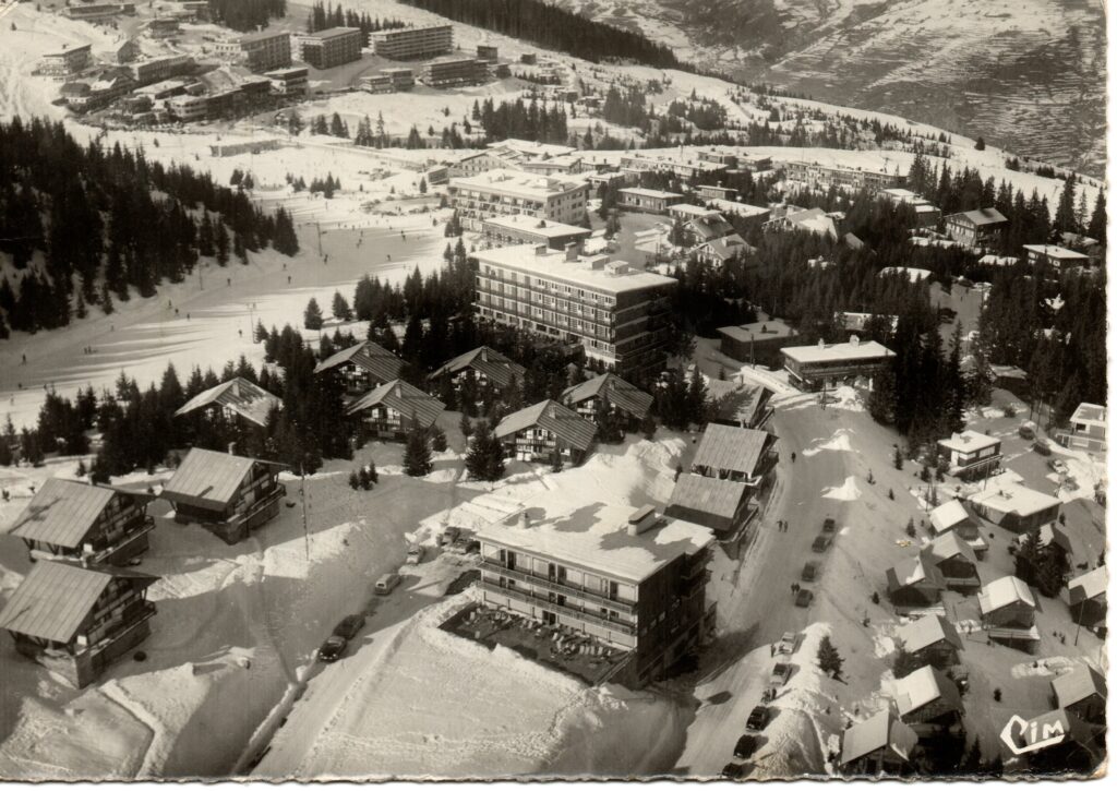 Vue aérienne ancienne de Courchevel 1850 sous la neige en Savoie