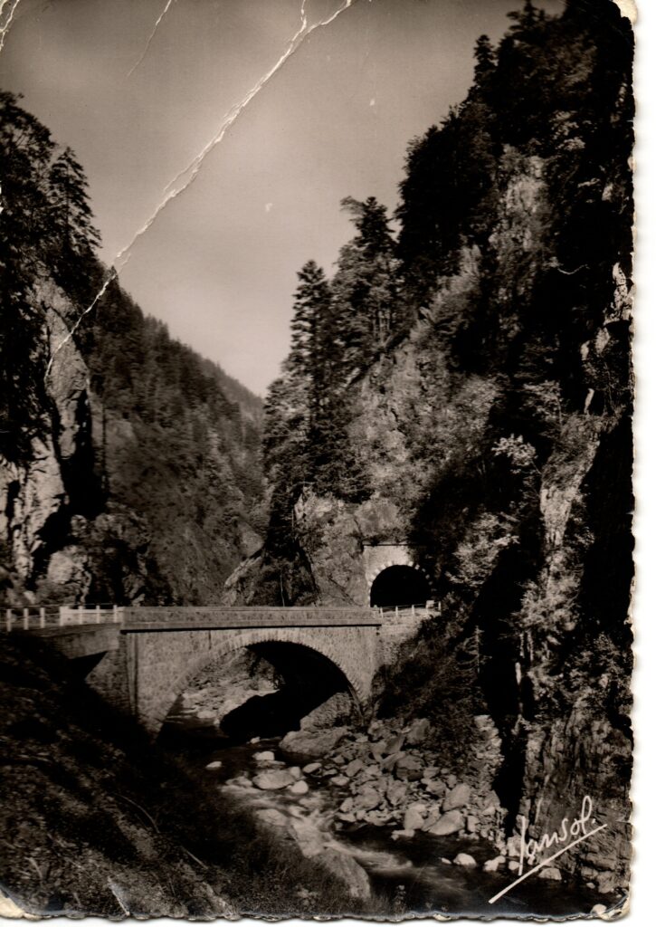 Carte postale ancienne des gorges de l’Arly avec pont et tunnel