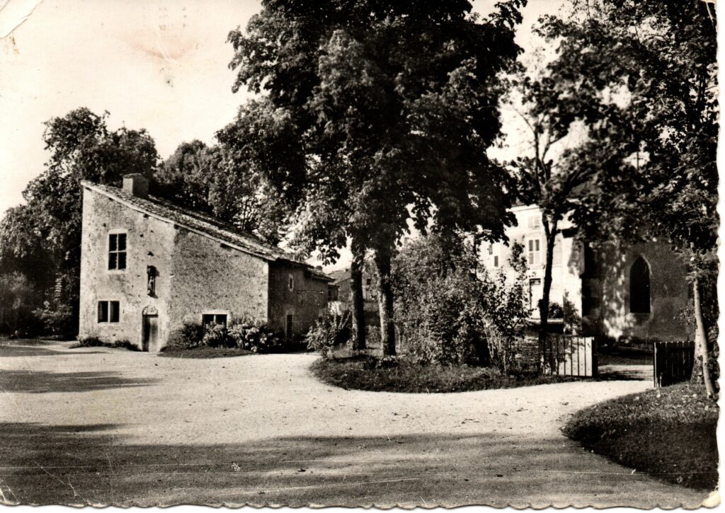 Carte postale ancienne de Domrémy-la-Pucelle montrant la maison de Jeanne d’Arc et l’église