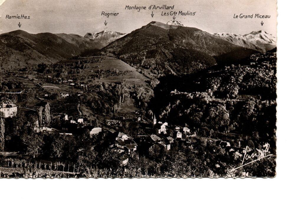 Ancienne carte postale d’Arvillard et de son château près de La Rochette en Savoie