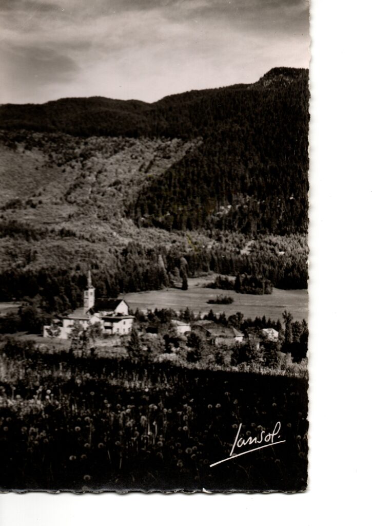 Ancienne vue du Bourget-en-Huile en Savoie, avec le village, l’église et les montagnes.