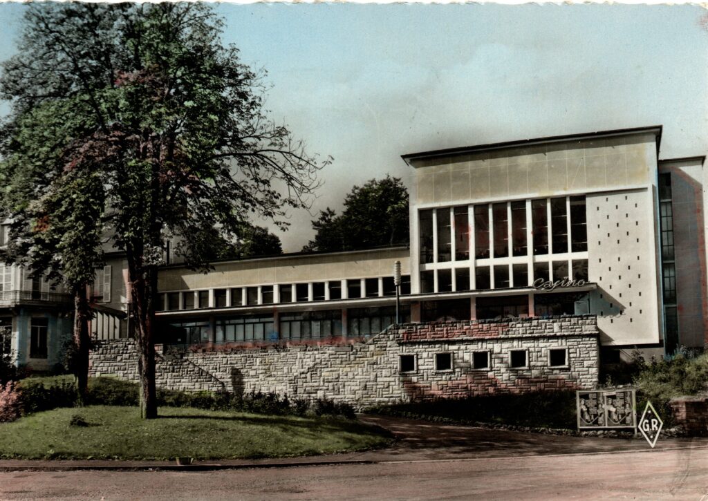 Carte postale ancienne du casino de Luxeuil-les-Bains en Haute-Saône