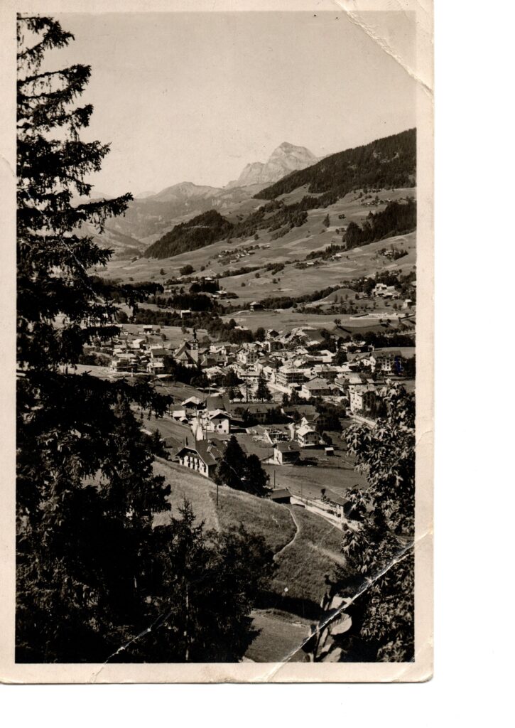 Vue ancienne de Megève en Haute-Savoie avec le village et le Mont Charvin.