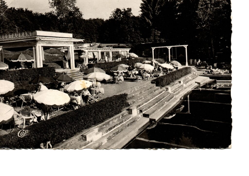 Carte postale ancienne du Petit Moulin à Plombières-les-Bains avec une terrasse de restaurant.