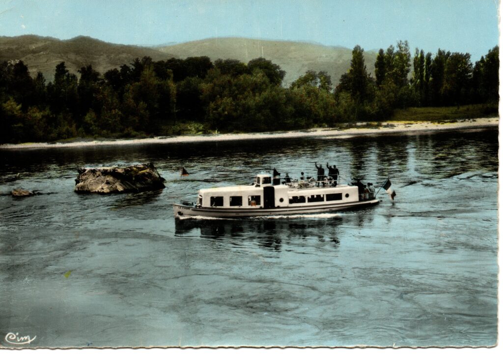 Carte postale ancienne colorisée du yacht Le Cygne naviguant sur le Rhône en avril 1966