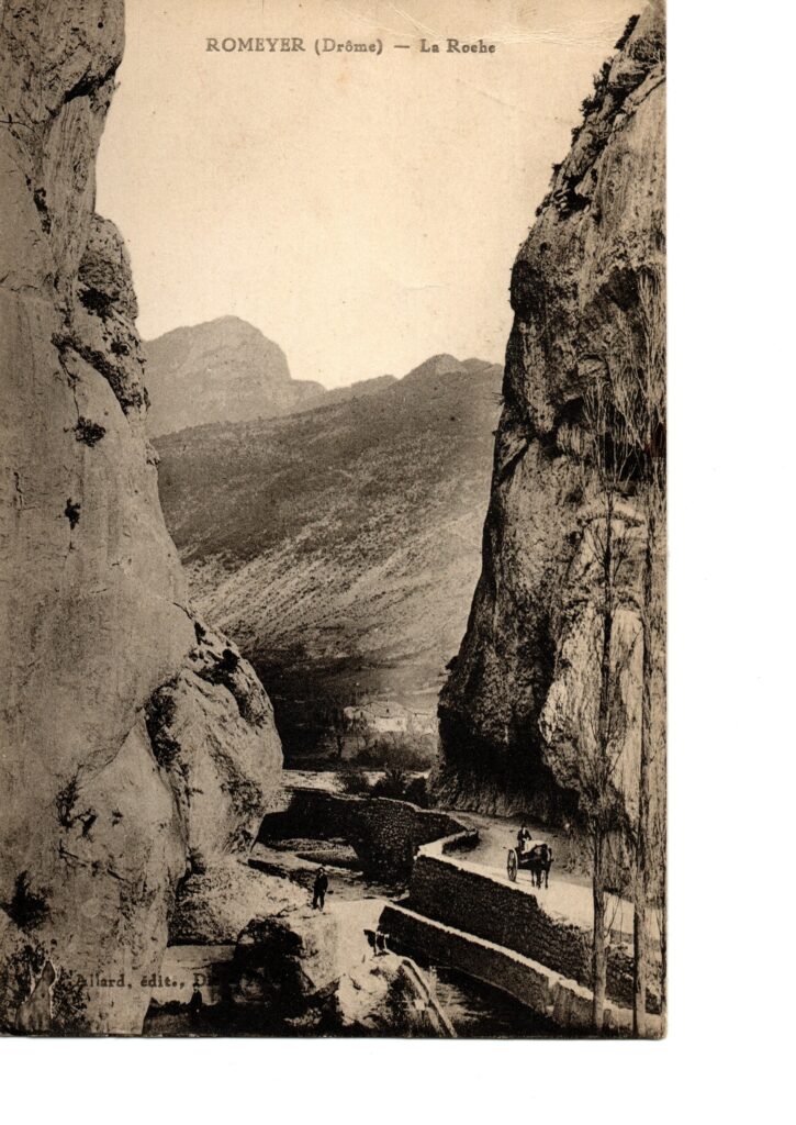 Carte postale ancienne de La Roche à Romeyer dans la Drôme avec une charrette