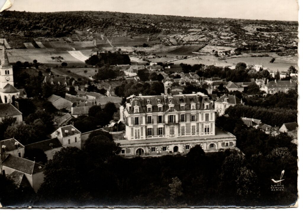 Carte postale aérienne ancienne de Rully avec la maison Saint-Michel et le village en août 1961