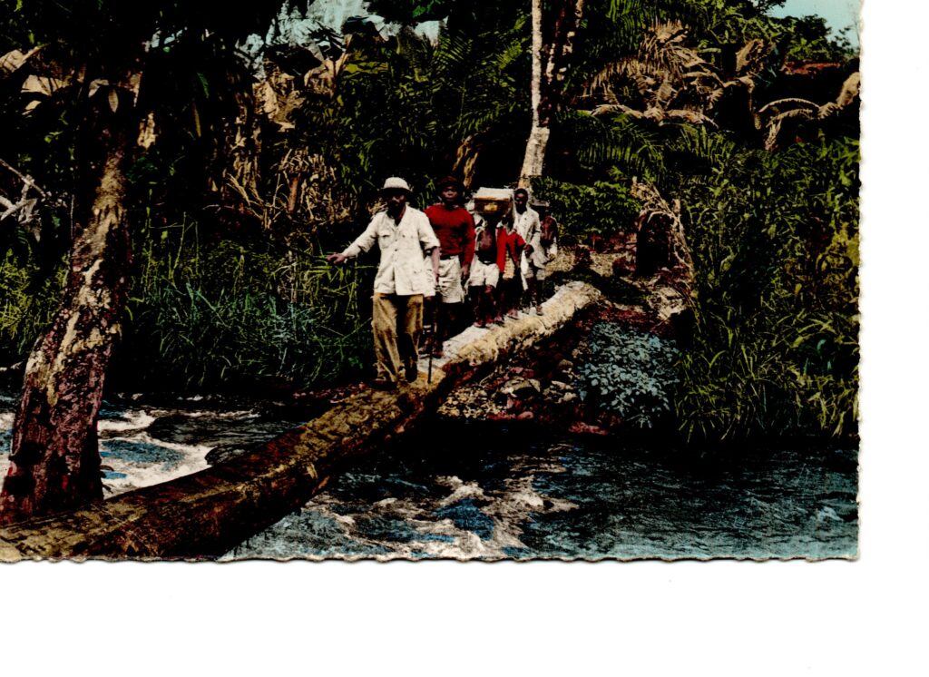 Carte postale ancienne du Cameroun montrant un père en tournée traversant un cours d’eau avec plusieurs personnes