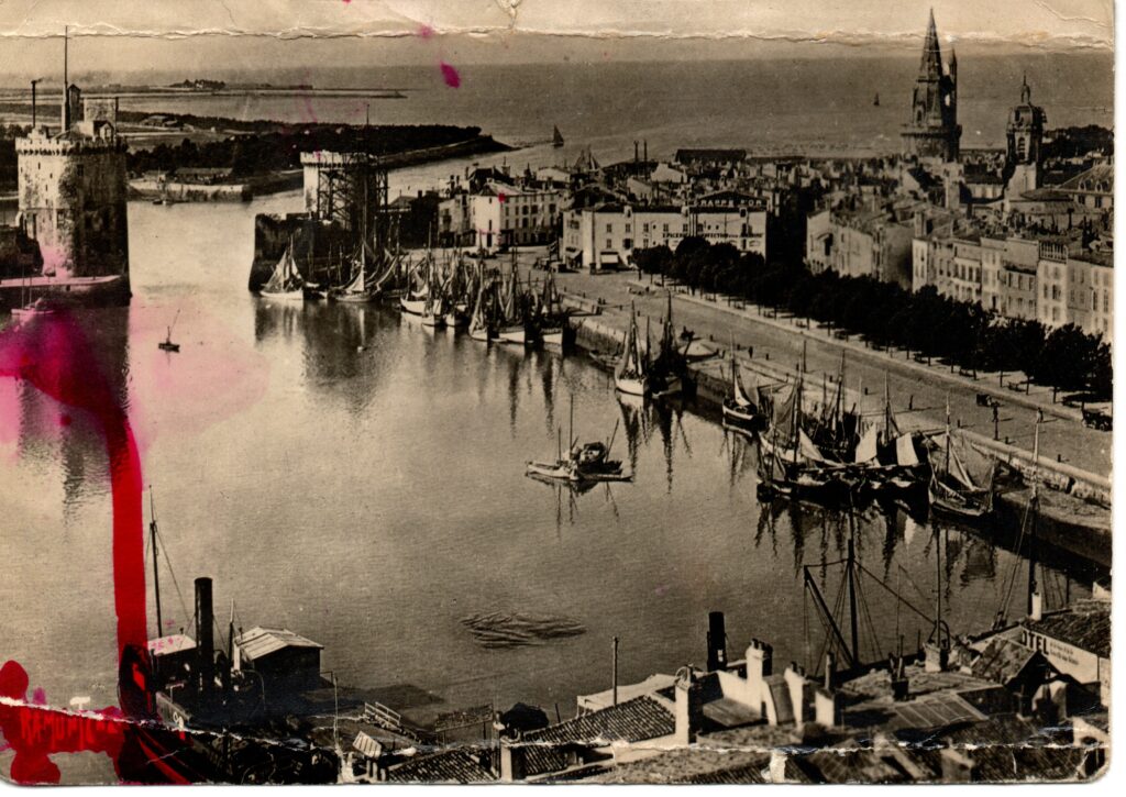 Carte postale ancienne de La Rochelle, vue aérienne du port historique en 1948
