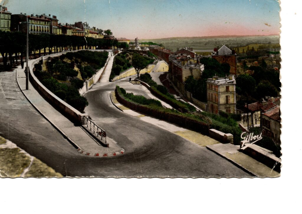Carte postale ancienne d’Angoulême, les remparts et le quartier Saint-Martin
