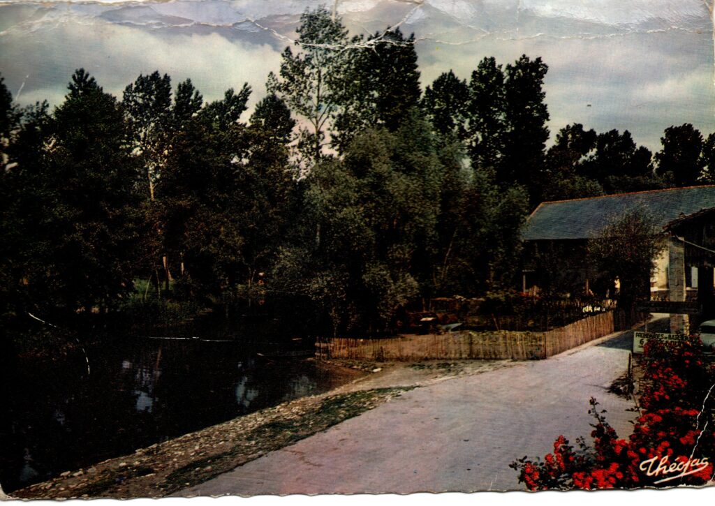 Carte postale ancienne de La Garette, départ des barques dans le Marais poitevin