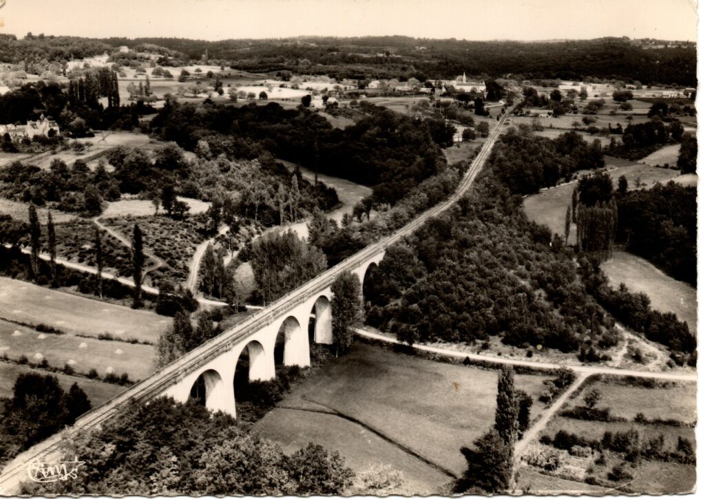 Carte postale ancienne de Proissans en Dordogne, vue aérienne et viaduc
