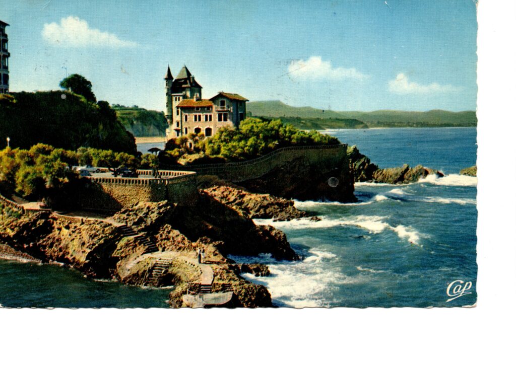 Carte postale ancienne de la Villa Belza à Biarritz, avec la Rhune et l’Espagne à l’arrière-plan