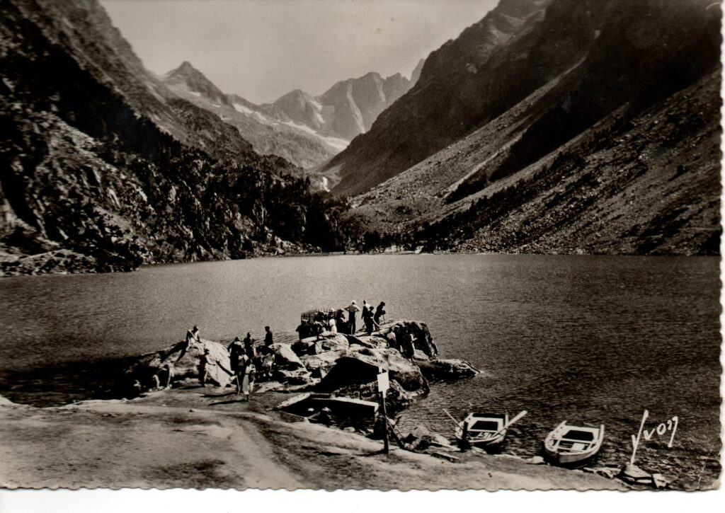 Carte postale ancienne Cauterets Le lac de Gaube