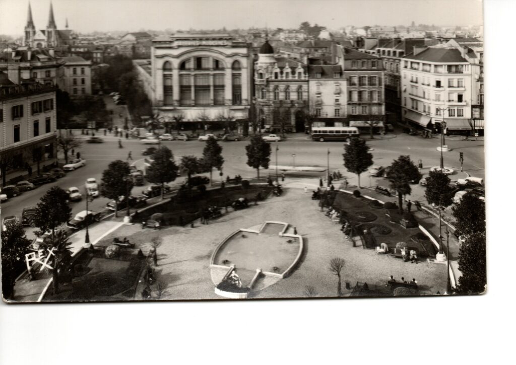 Carte postale ancienne de la place Clemenceau à Pau en 1966